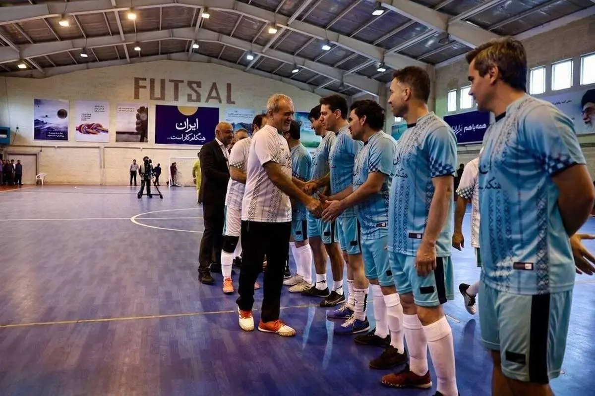 ببینید؛ پزشکیان پا به توپ شد