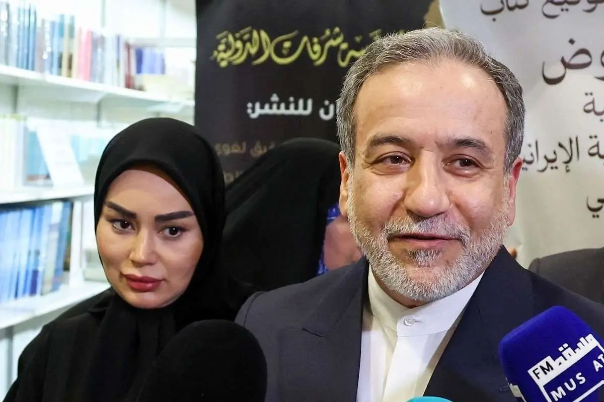 تصاویر؛ عراقچی و همسرش در مراسم رونمایی از کتاب «قدرت مذاکره»