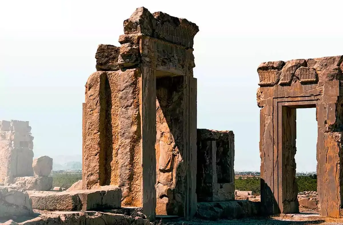ماجرای شکاف ۲۰۰۰ ساله در دیوار تخت جمشید