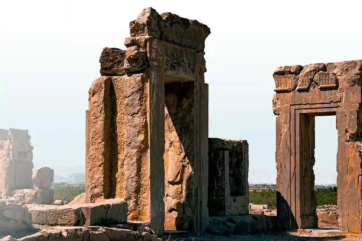 ماجرای شکاف ۲۰۰۰ ساله در دیوار تخت جمشید