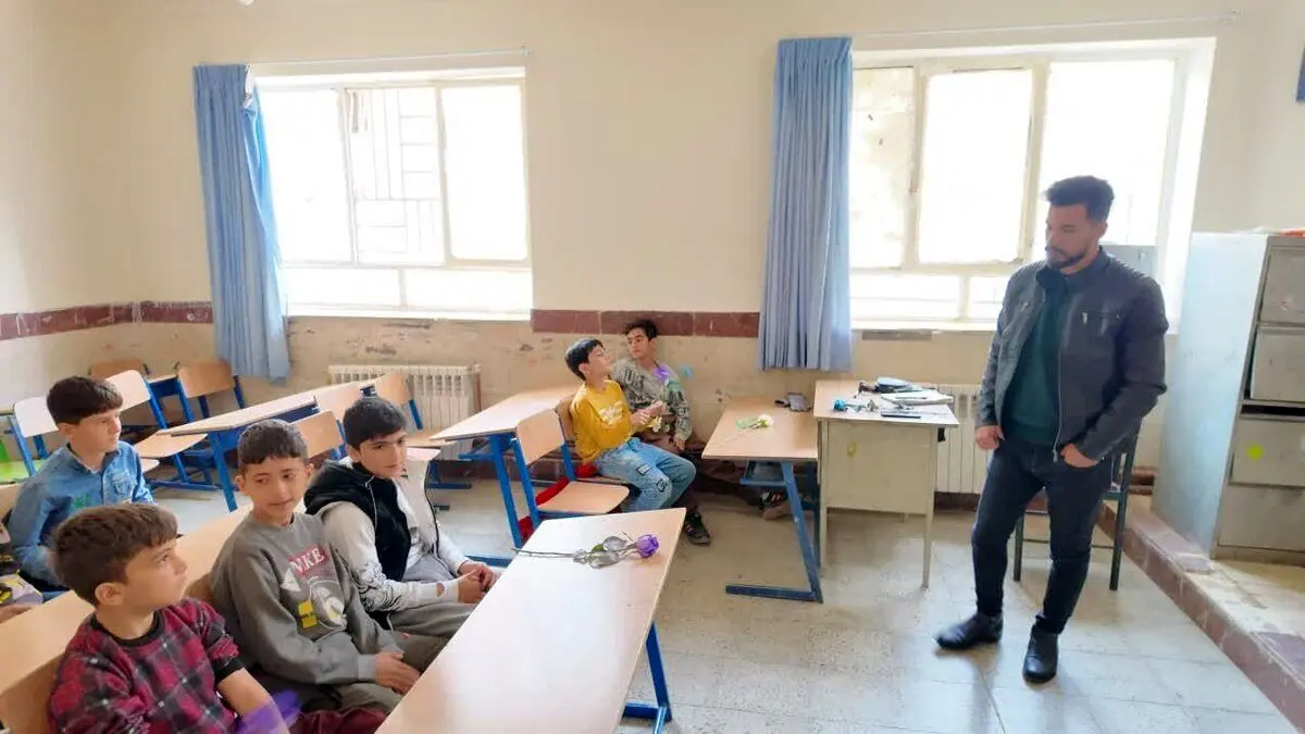 ببینید؛ دلجویی استاندار کردستان از دانش آموزان مدرسه کرجو