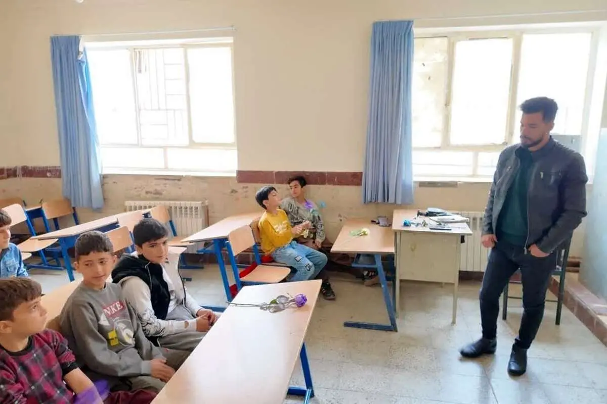 ببینید؛ دلجویی استاندار کردستان از دانش آموزان مدرسه کرجو