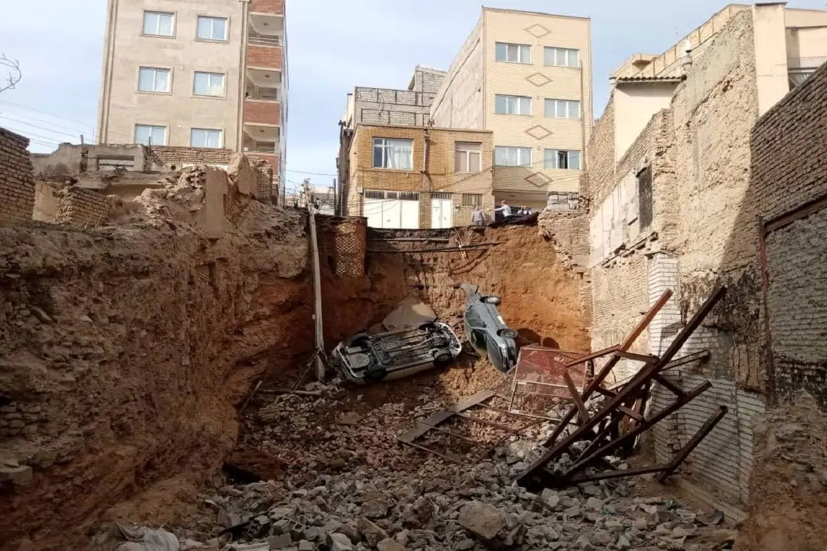 تصاویر؛ سقوط دو خودرو به محل گودبرداری در تبریز