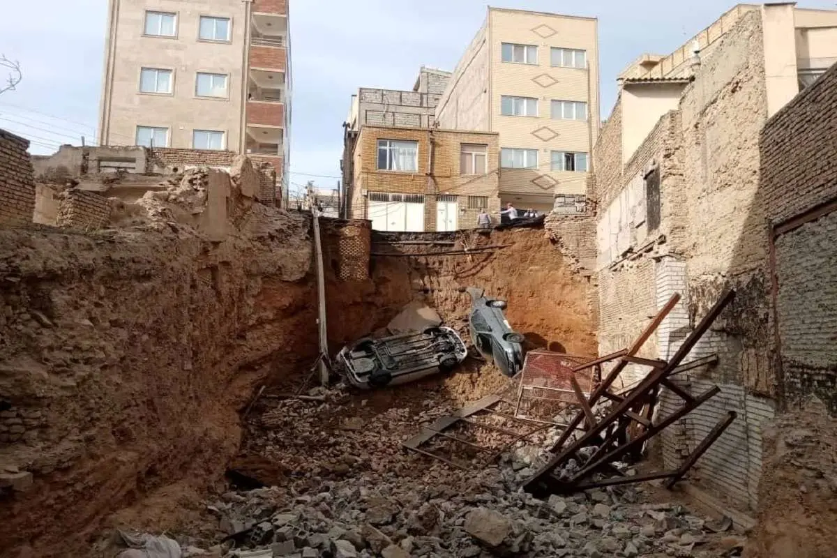 تصاویر؛ سقوط دو خودرو به محل گودبرداری در تبریز