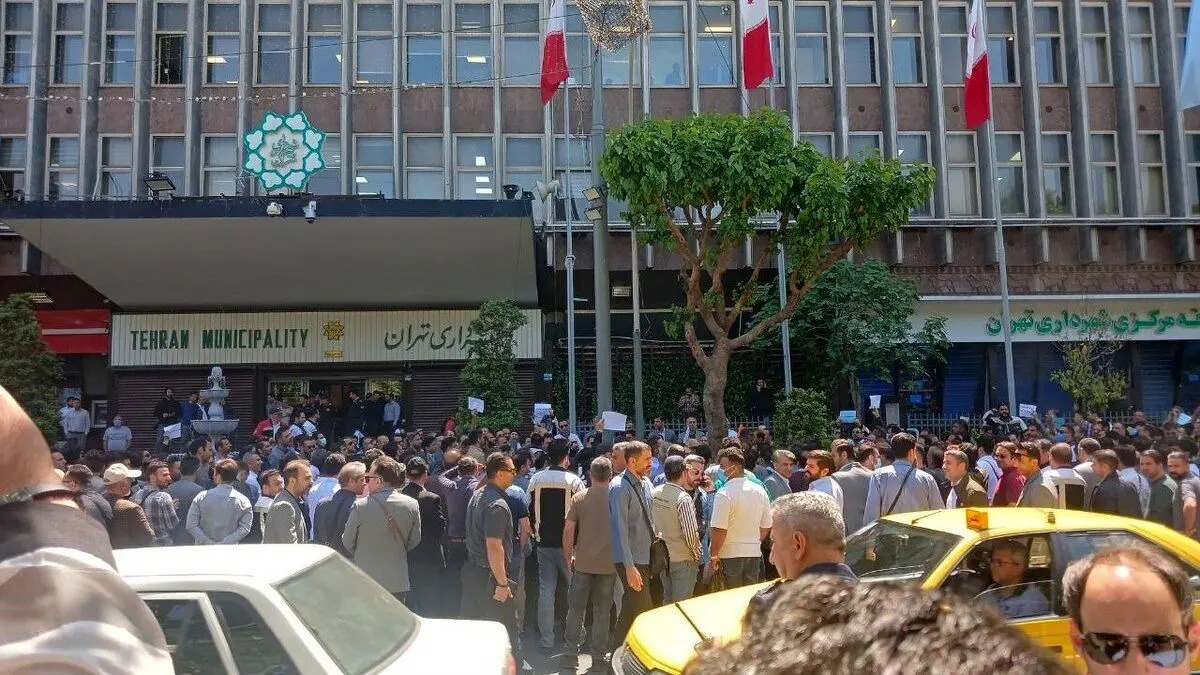 تجمع اعتراضی کارکنان مترو مقابل ساختمان شهرداری تهران