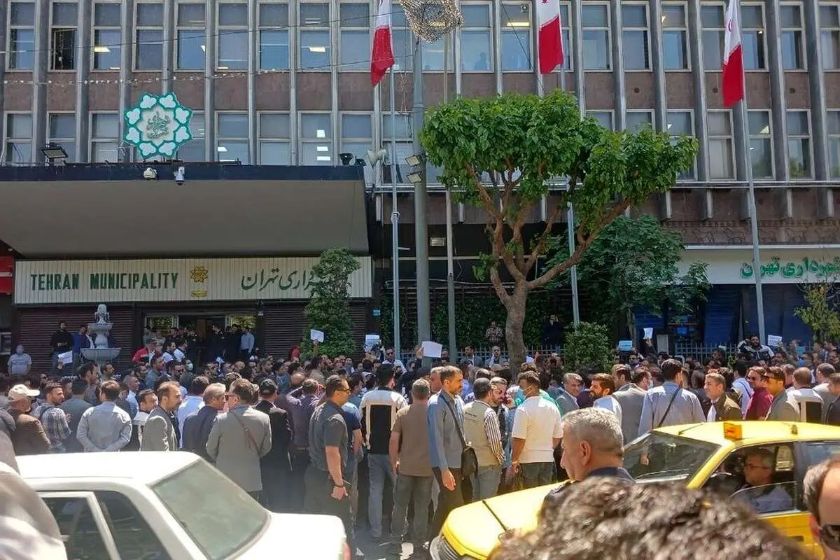 تجمع اعتراضی کارکنان مترو مقابل ساختمان شهرداری تهران