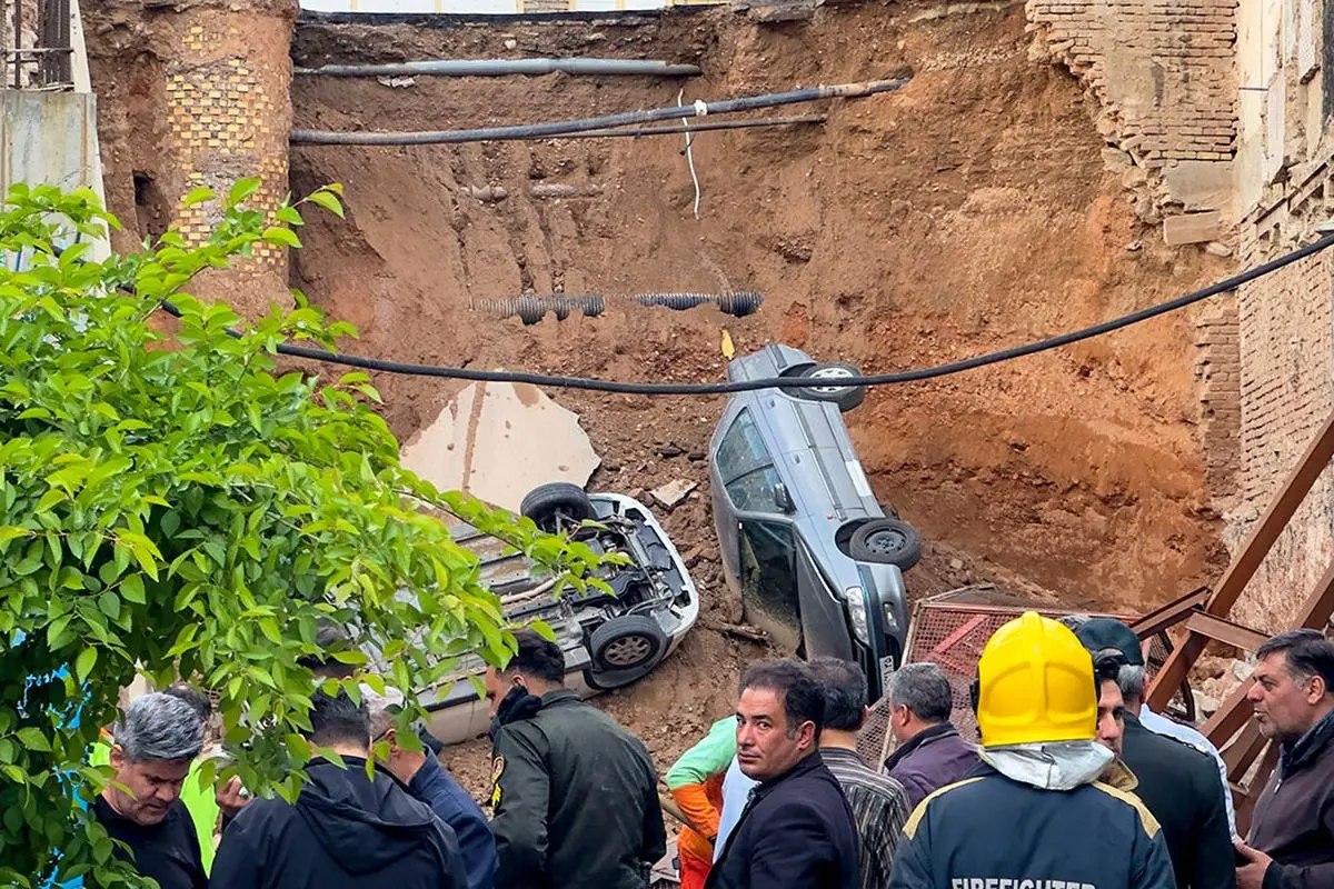 تصاویر؛ سقوط دو خودرو به داخل گودبرداری در محله عباسی تبریز