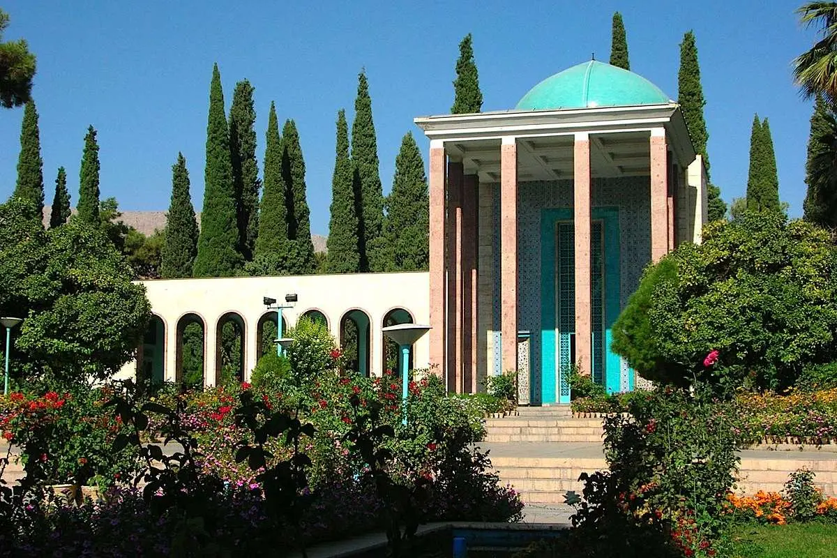 سعدی همچنان چراغ راه است