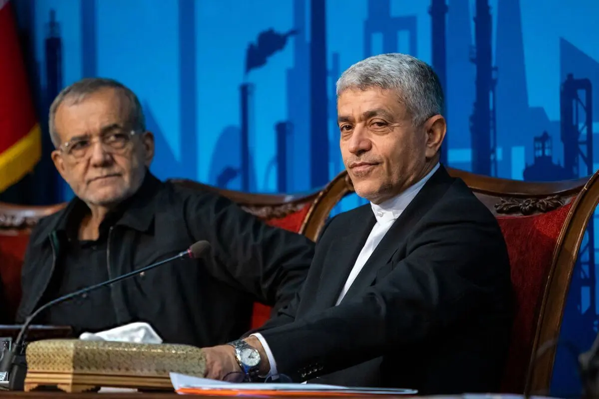 کیهان: پزشکیان وزارت اقتصاد را معطل طیب‌نیا کرده