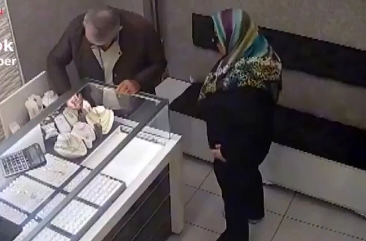 ببینید؛ حمله زن سارق با اسپری فلفل به طلافروش