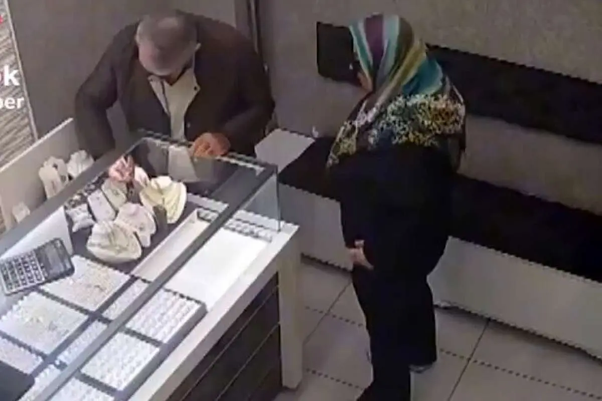 ببینید؛ حمله زن سارق با اسپری فلفل به طلافروش