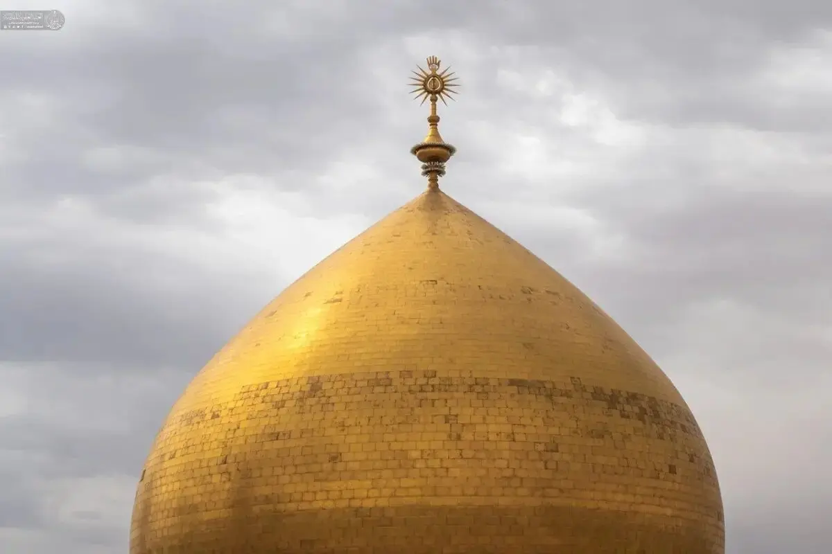 تصاویر؛ درخشش گنبد طلایی حرم امام علی(ع) در آسمان ابری نجف