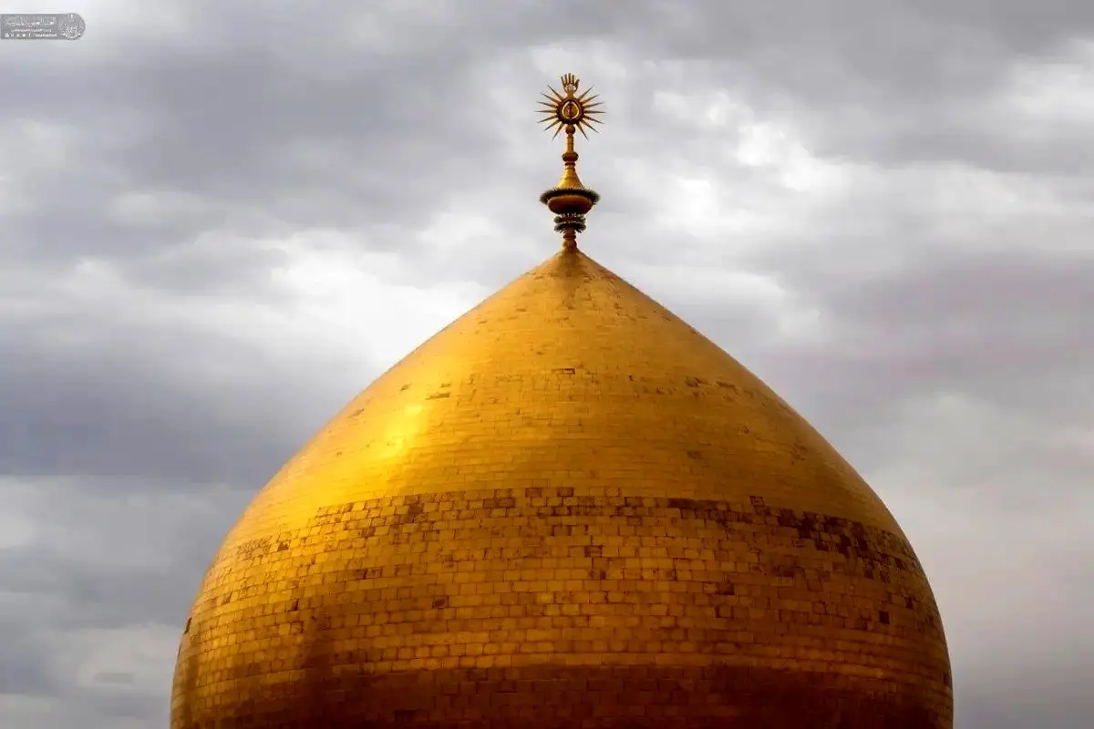 تصاویر؛ درخشش گنبد طلایی حرم امام علی(ع) در آسمان ابری نجف