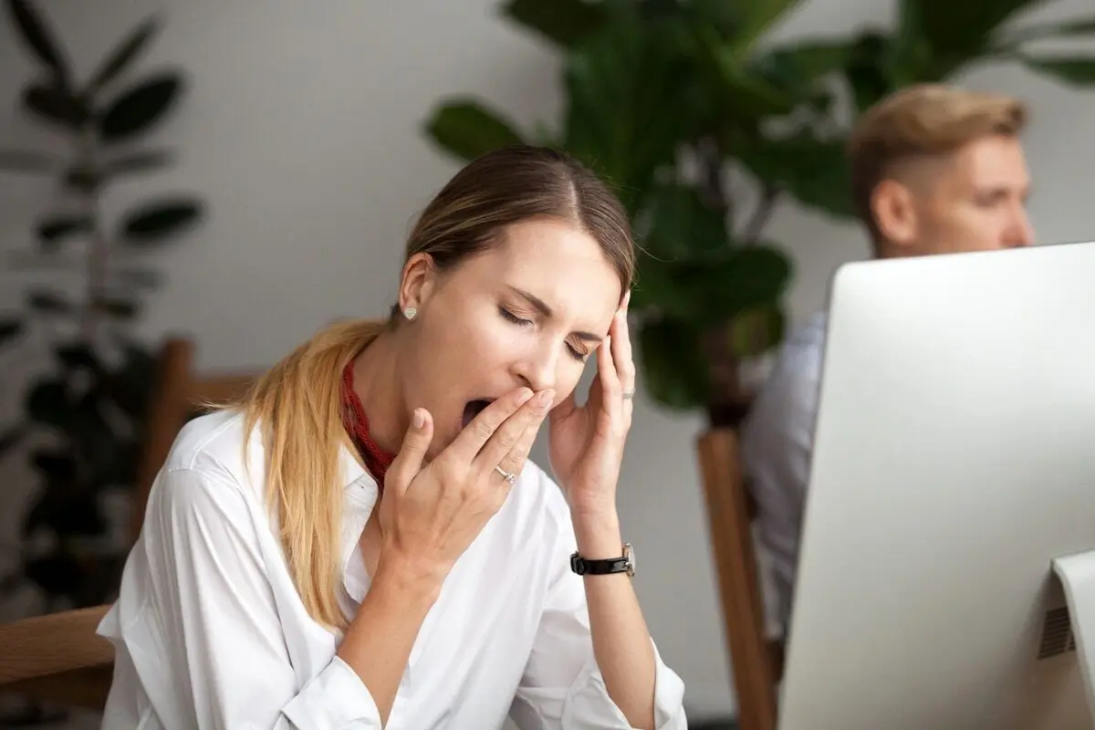 چرا با دیدن خمیازه دیگران، ما هم خمیازه می‌کشیم؟