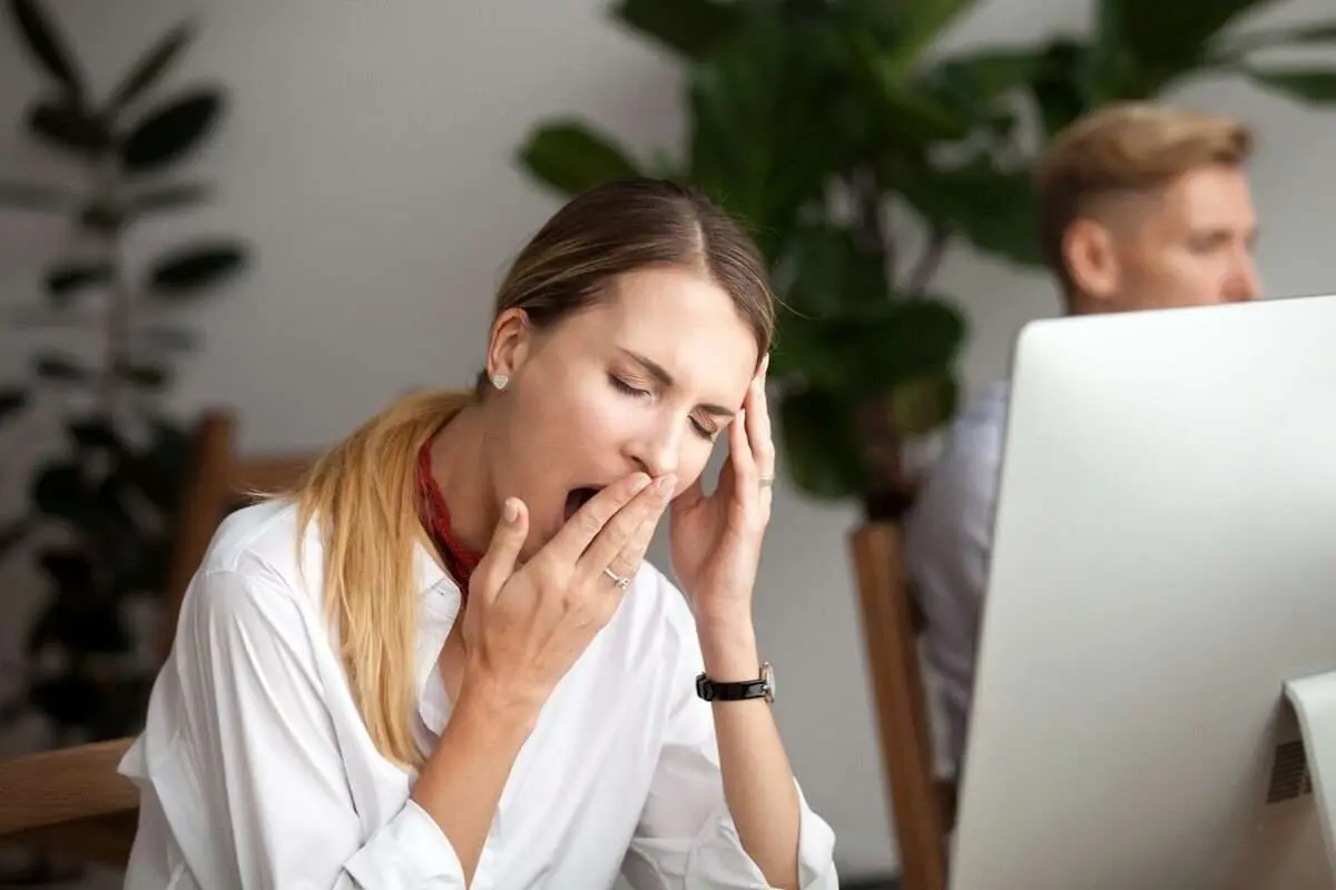 چرا با دیدن خمیازه دیگران، ما هم خمیازه میکشیم؟