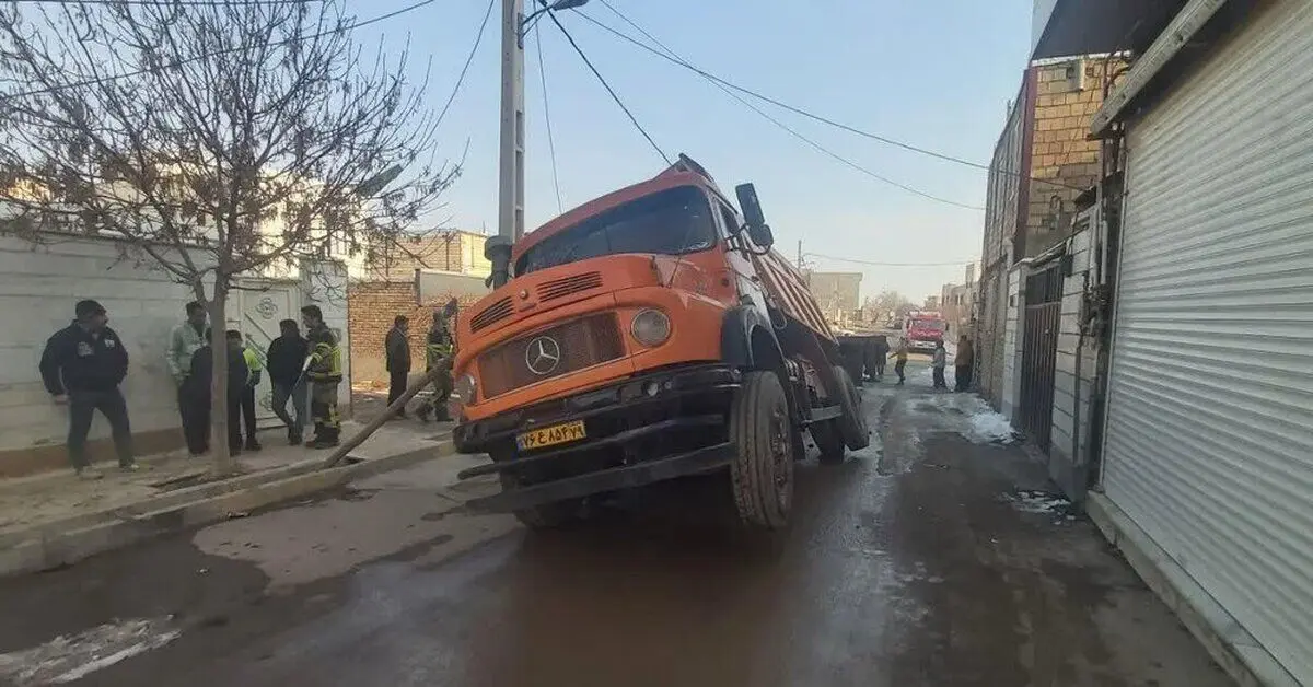 ببینید؛ نشست زمین در رباط کریم؛ یک کامیون در زمین فرورفت