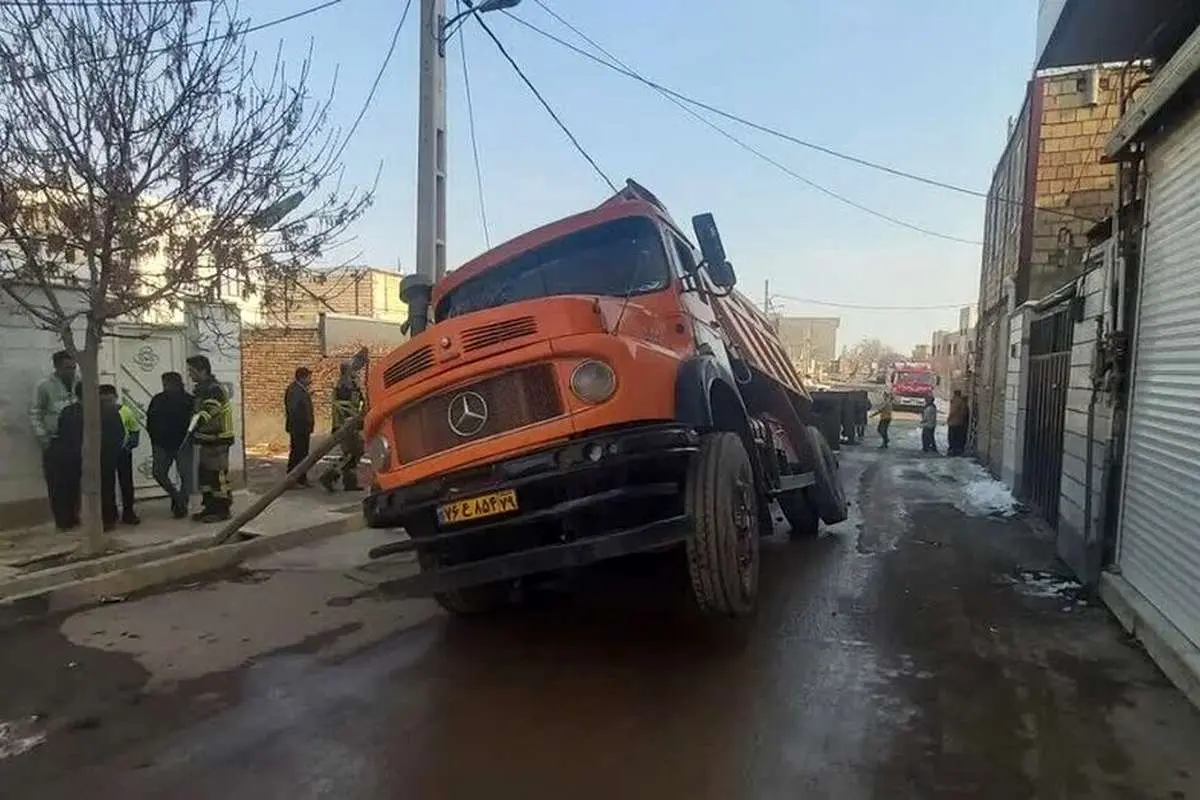 ببینید؛ نشست زمین در رباط کریم؛ یک کامیون در زمین فرورفت