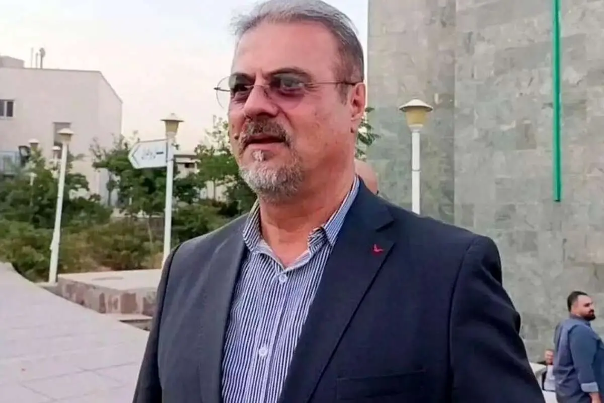 دوره کردن مدیرعامل استقلال توسط هواداران روی سکوها