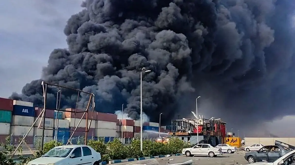 تصاویرى از اطفاى حریق در بندر شهید رجایى با بالگرد‌هاى هلال احمر