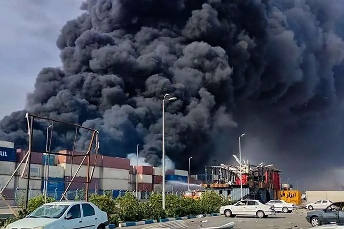 تصاویرى از اطفاى حریق در بندر شهید رجایى با بالگرد‌هاى هلال احمر