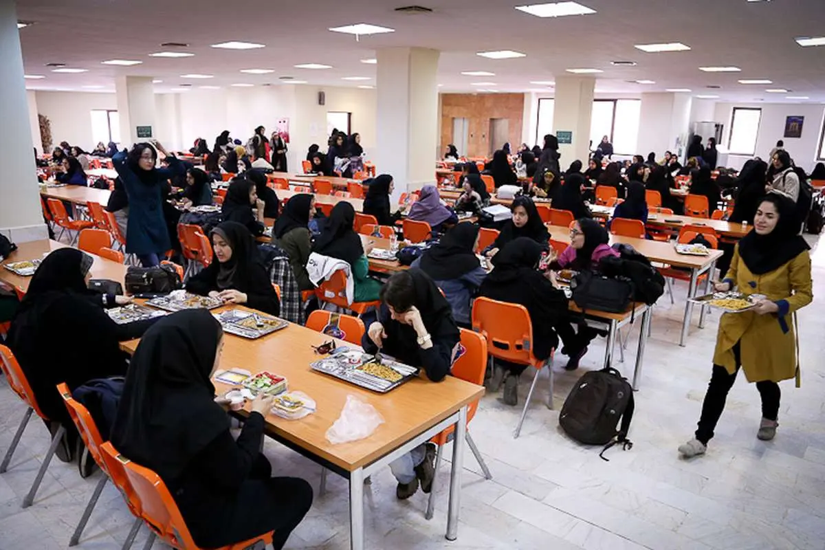 چالش نجفزاده با رئیس دانشگاه آزاد؛ چرا دختر و پسر را در سلف جدا میکنید؟