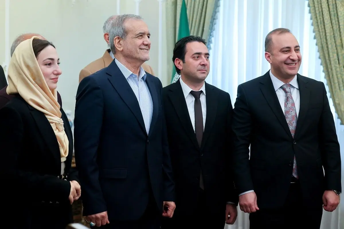 تصاویر؛ گفتگوی پزشکیان با خبرنگار زن آذربایجانی