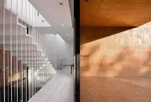 معماری خانه‌ای در کرج با تیپولوژی ترکیبی برونگرا-درونگرا
