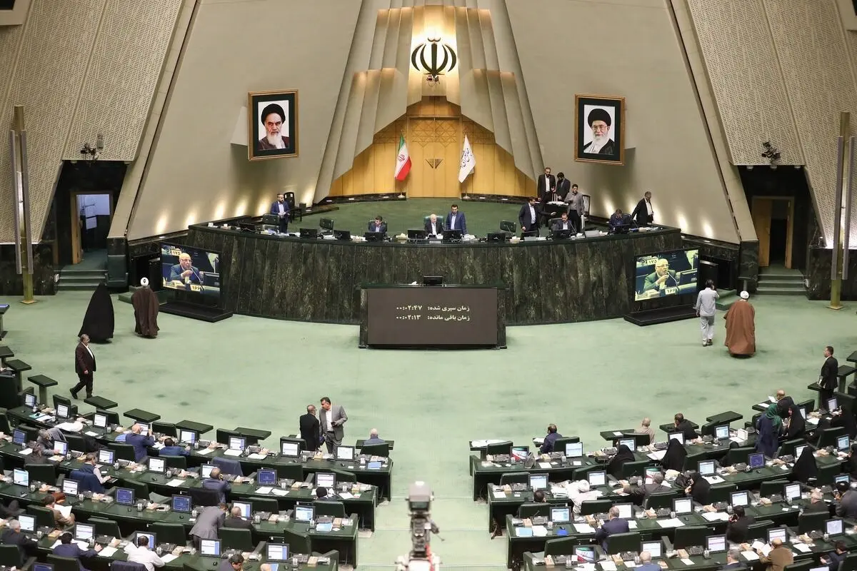 تصاویر؛ دو نماینده مجلس سوژه عکاسان شدند؛ جایگاه قالیباف شلوغ شد