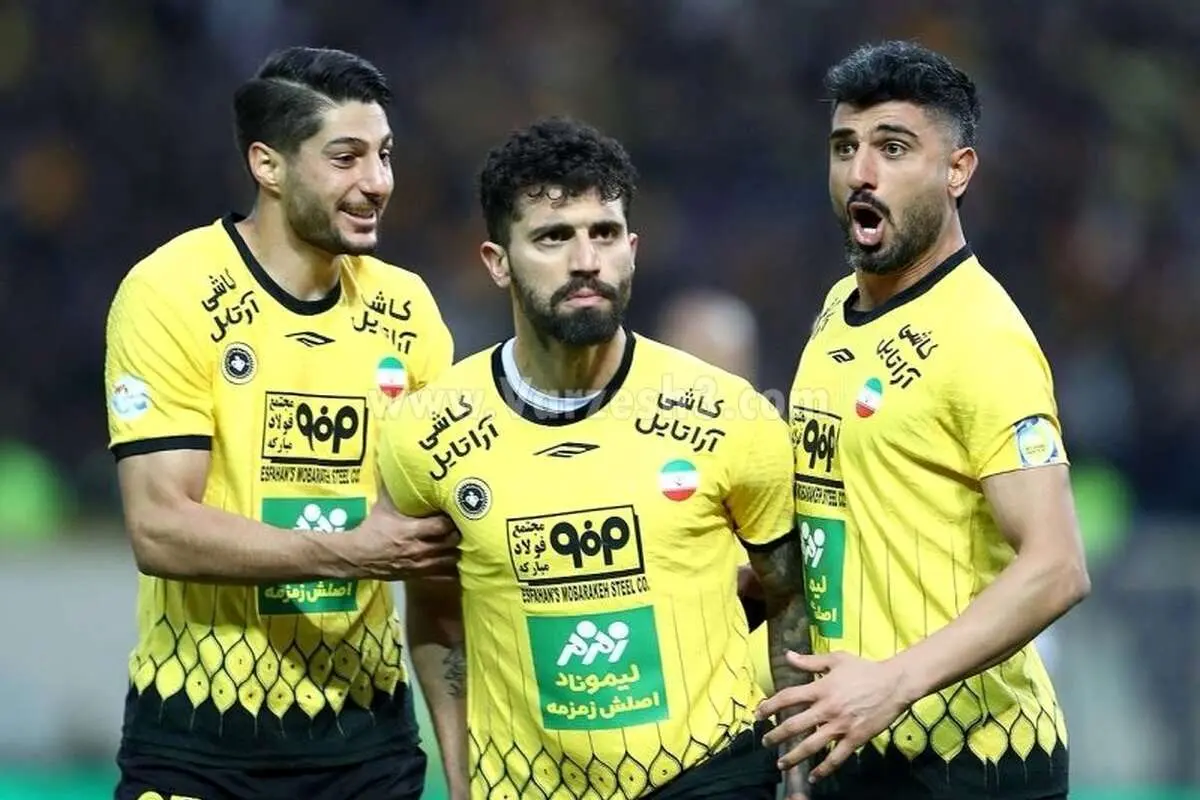 تصاویر؛ واکنش تمسخرآمیز دانشگر به حکم جلب پرسپولیسیها