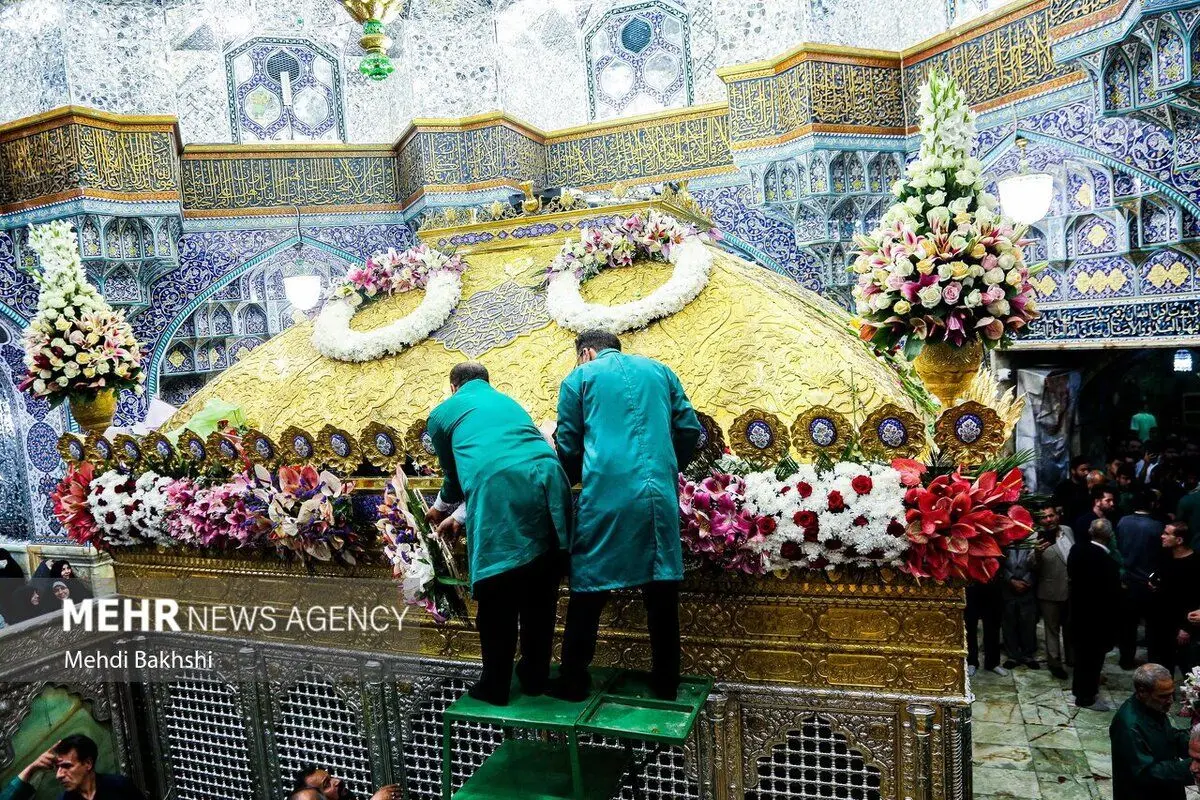 تصاویر؛ گل آرایی ضریح حضرت معصومه(س)
