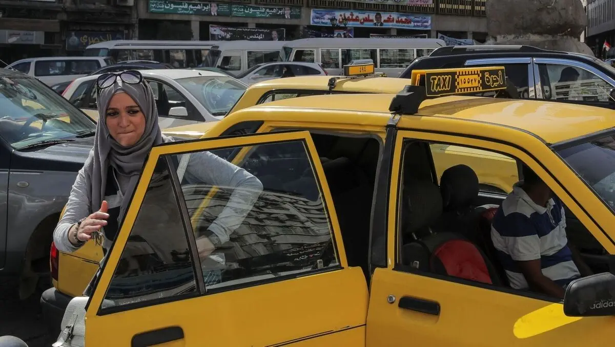 ببینید؛ یک زن از پنجره سوار تاکسی شد!