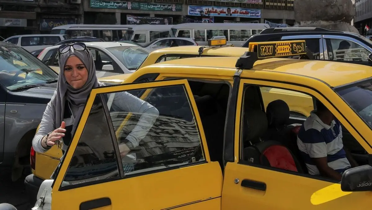 ببینید؛ یک زن از پنجره سوار تاکسی شد!