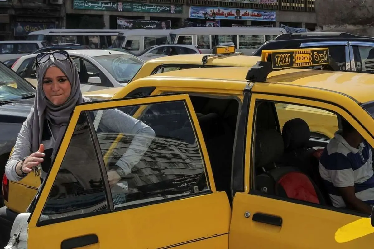ببینید؛ یک زن از پنجره سوار تاکسی شد!