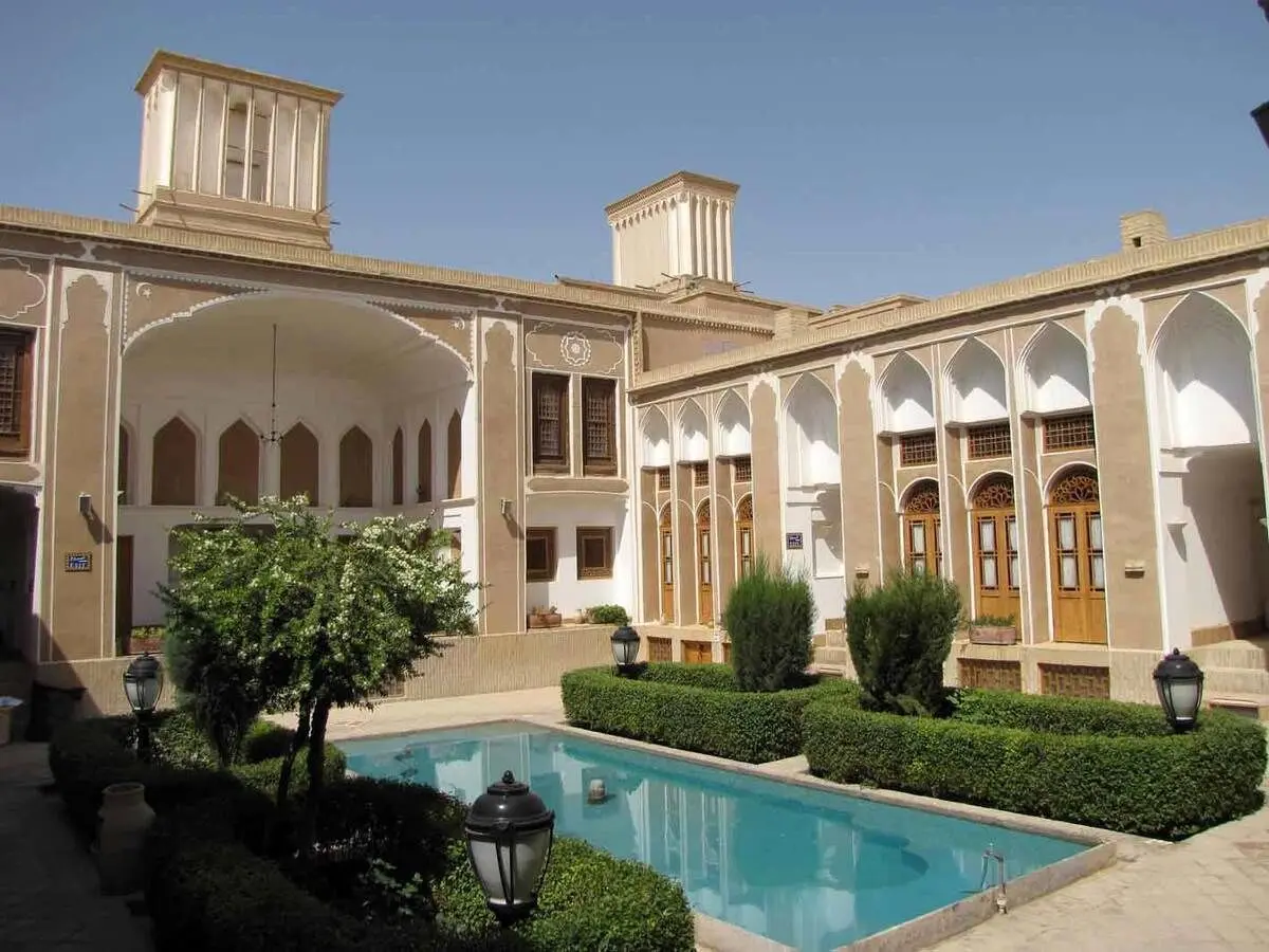 تصویر؛ نمایی بسیار زیبا از سقف خانه‌ی کلاه‌ دوز در یزد