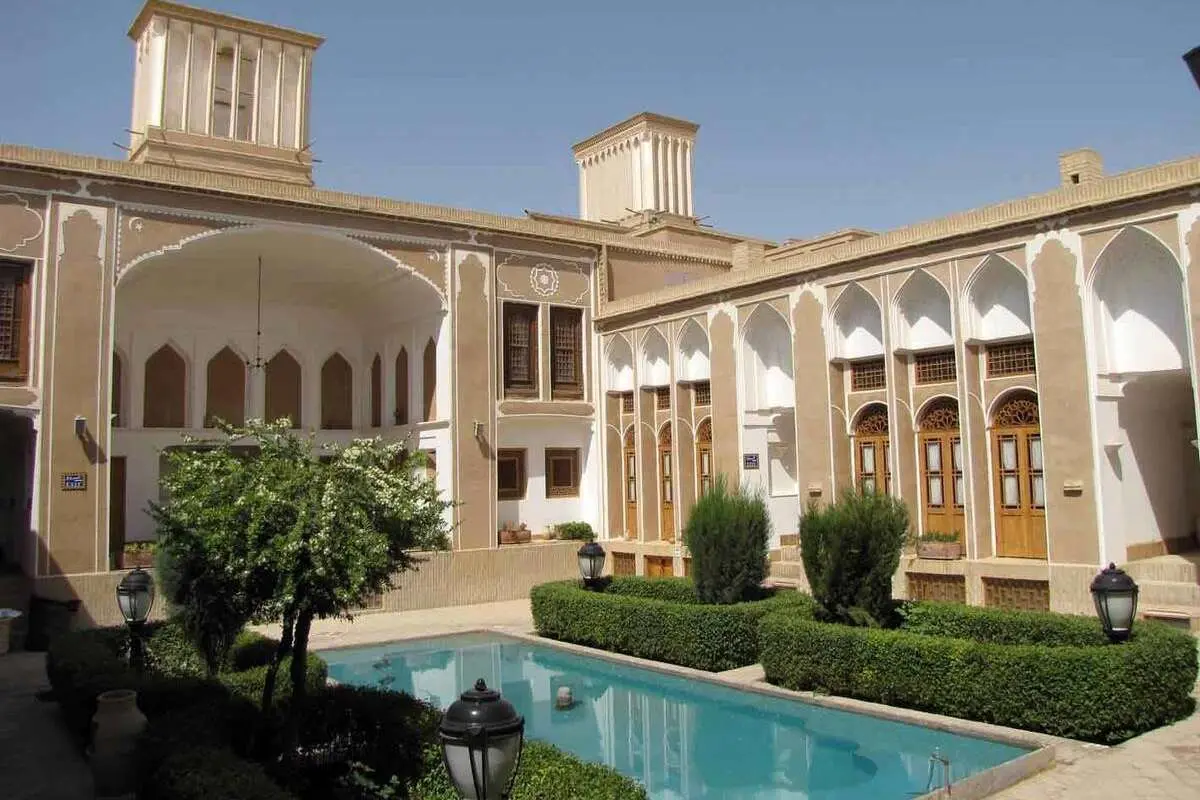 تصویر؛ نمایی بسیار زیبا از سقف خانهی کلاه دوز در یزد