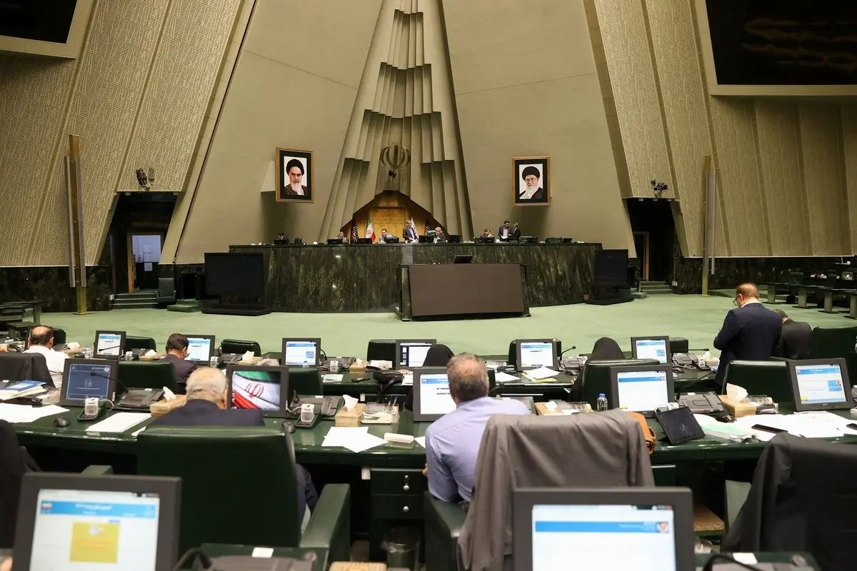 انتقاد روزنامه اصلاح‌طلب از مجلس: برای کشور چه کرده‌اید که حالا با مطرح کردن استیضاح، قهرمان‌بازی درمی‌آورید؟