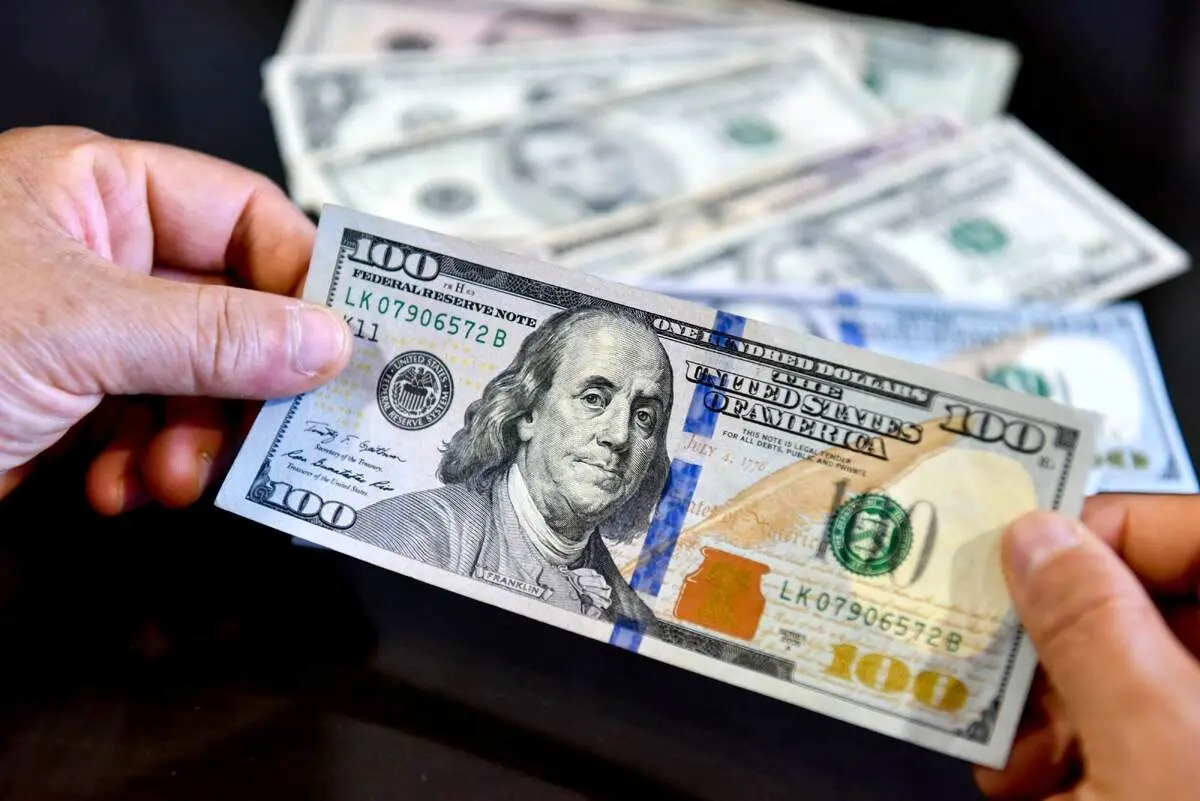 دلار دوباره افسار پاره کرد؛ مسئول بالا و پایین رفتن دلار و طلا کیست؟