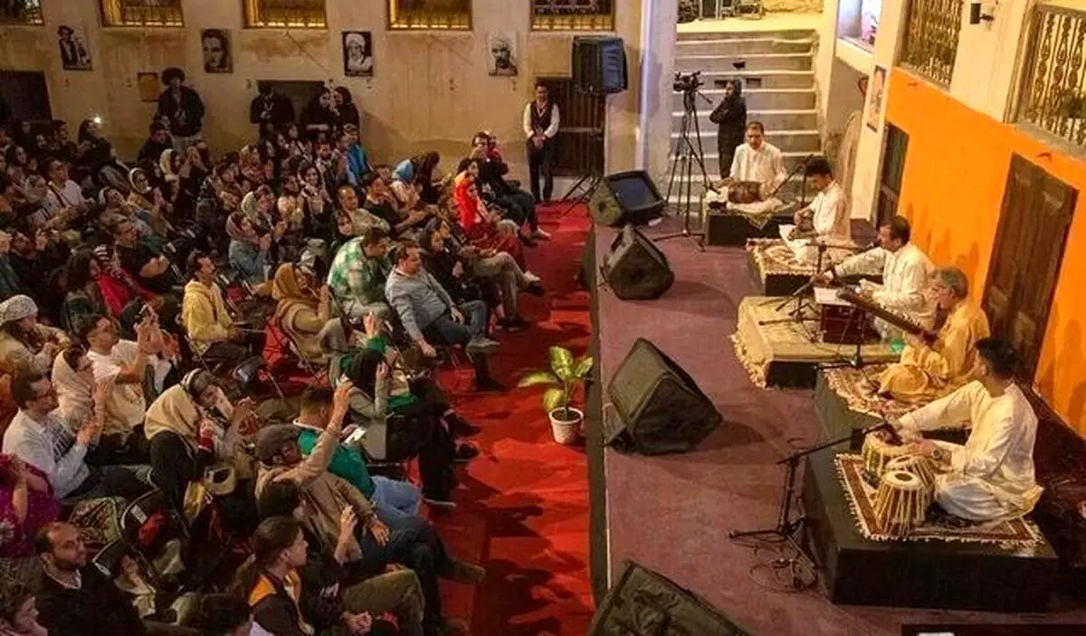 ببینید؛ اعتراض تندروها به برگزاری فستیوال کوچه در دفتر سرپرست ارشاد بوشهر