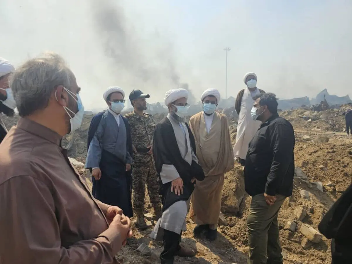تصاویر؛ حضور روحانیون در محل انفجار بندر شهید رجایی