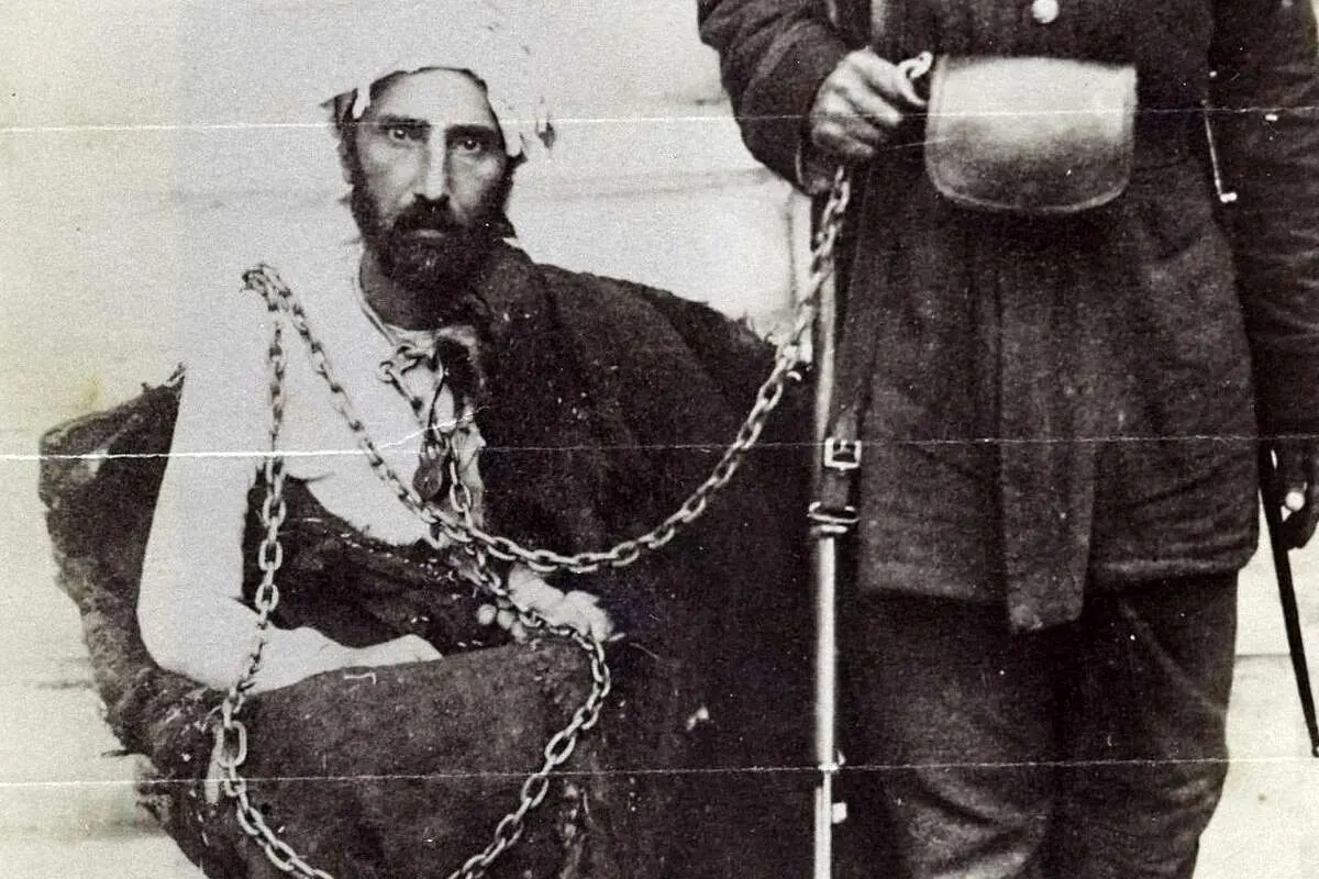تصویر؛ مراسم اعدام عامل ترور پادشاه ایران