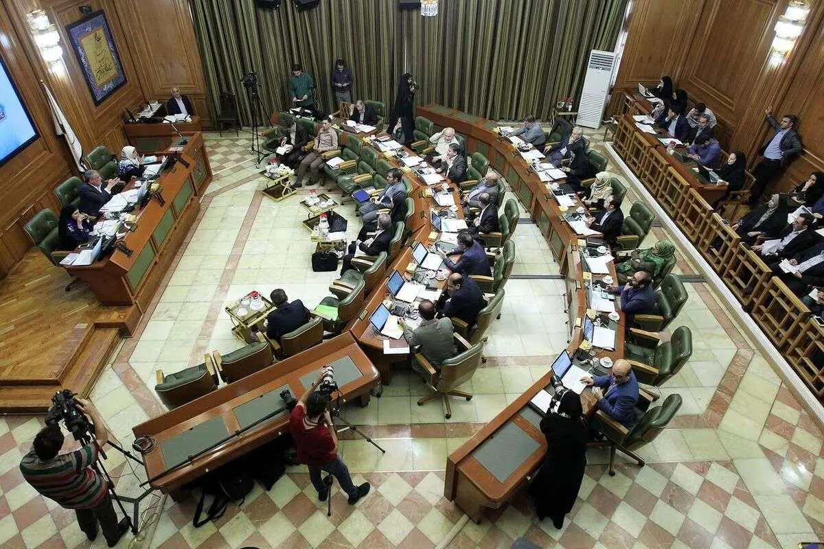 ببینید؛ فریادهای چمران: آقایان به خودتان بیایید! حضور شما میلیاردها تومان به شهر تحمیل میکند