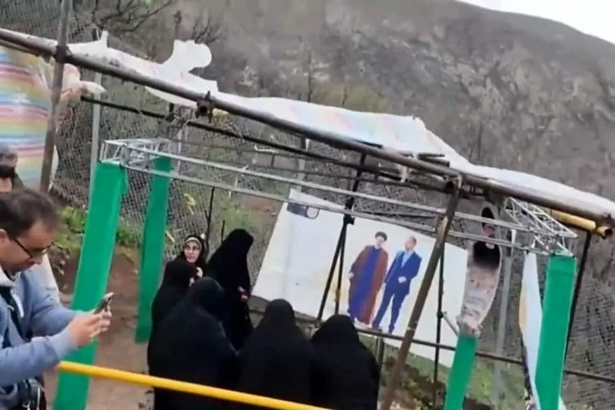 ببینید؛ حضور خانواده ابراهیم رئیسی در محل سقوط بالگرد