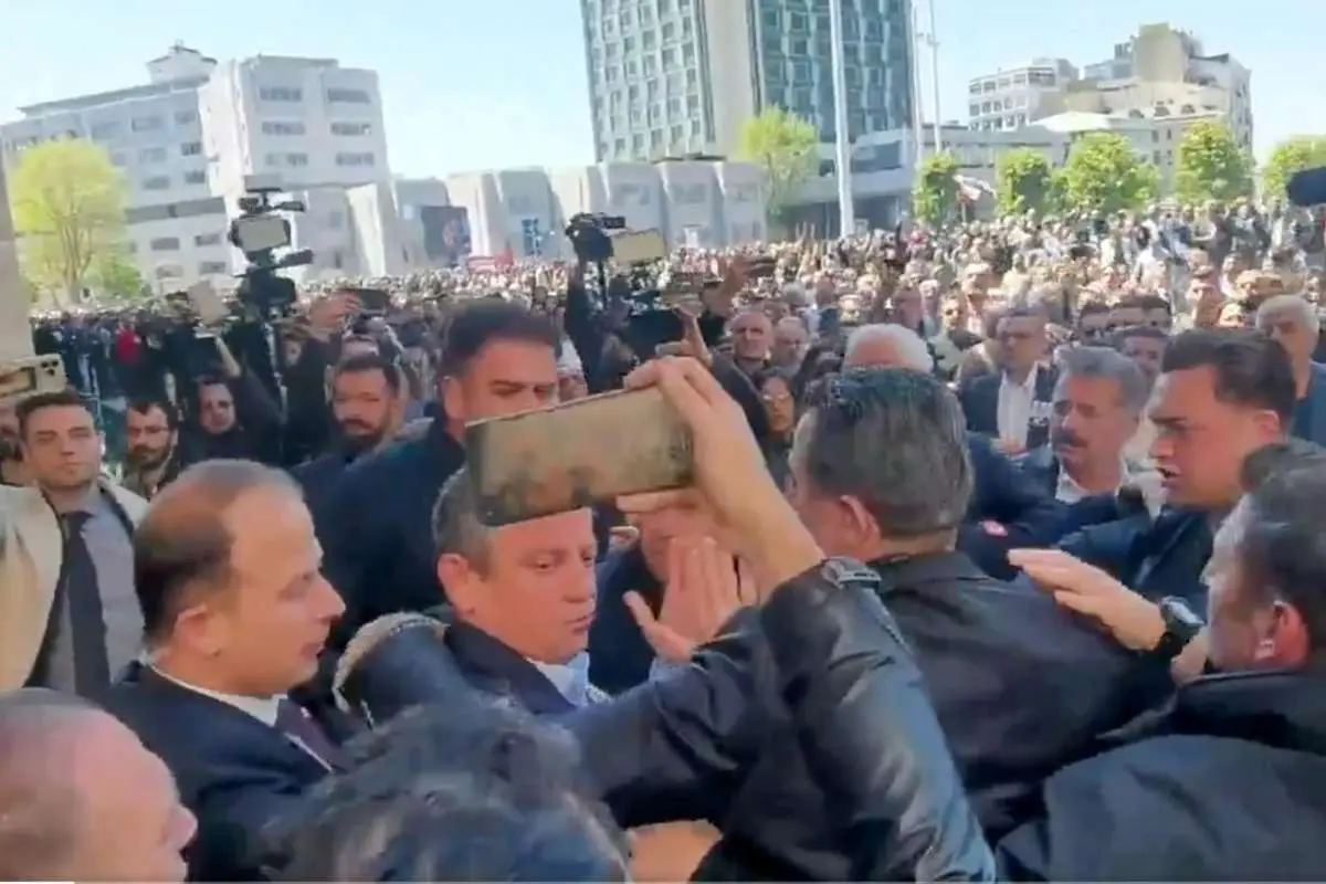 ببینید؛ لحظه حمله به رهبر مخالفان دولت ترکیه در آنکارا