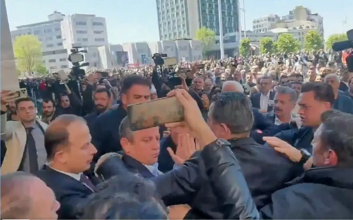 ببینید؛ لحظه حمله به رهبر مخالفان دولت ترکیه در آنکارا