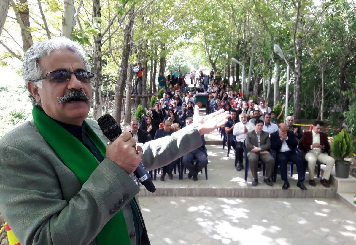 ببینید؛ اقبال واحدی: همکلاسی احمدی‌نژاد بودم