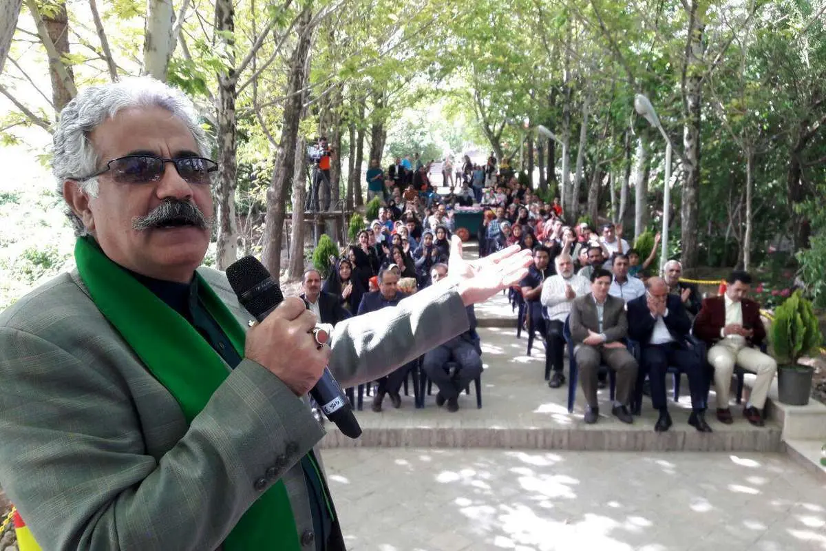 ببینید؛ اقبال واحدی: همکلاسی احمدی‌نژاد بودم