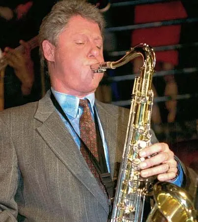 عکس> بیل کلینتون در حال نوازندگی