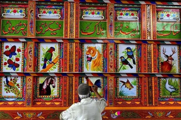 تصاویر؛ جایی که هر کامیون یک اثر هنری است؛ شاهکارهای سیار در جاده‌های پاکستان