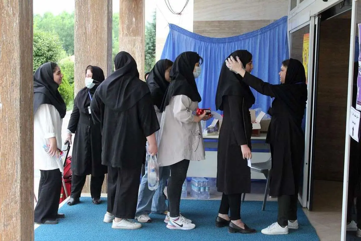 تصویری از بازرسی بدنی دانش‌آموزان کنکوری
