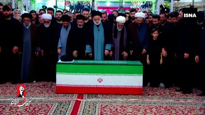 اقامه نماز بر پیکر مطهر رهبر شهید به امامت فرزند ارشد ایشان